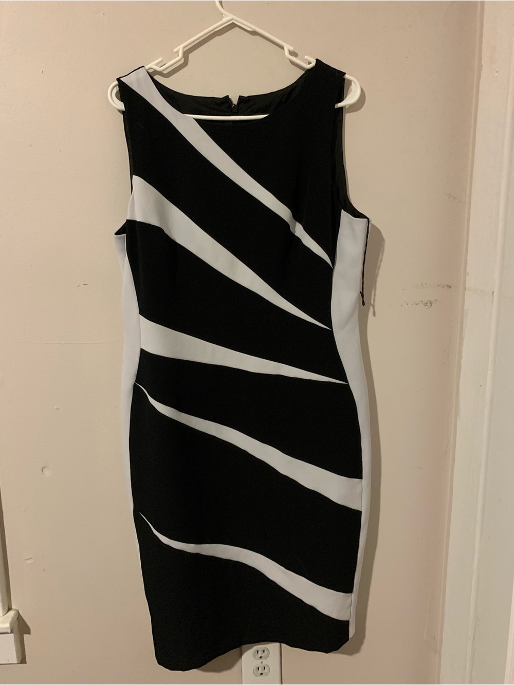 Adrianna Papell Black and White Sleeveless Midi Sheath Dress